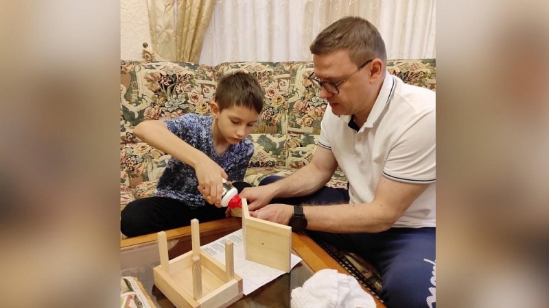 Алексей Текслер вместе с сыном смастерил кормушки для птиц