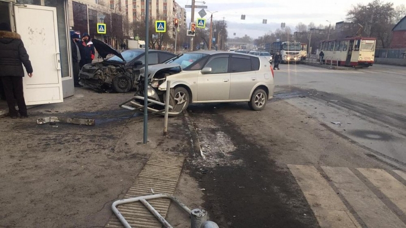 Две машины вылетели на тротуар во время ДТП в Челябинске