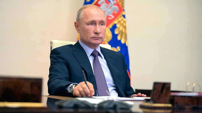 Путин на совещании с военными пошутил о своем кресле