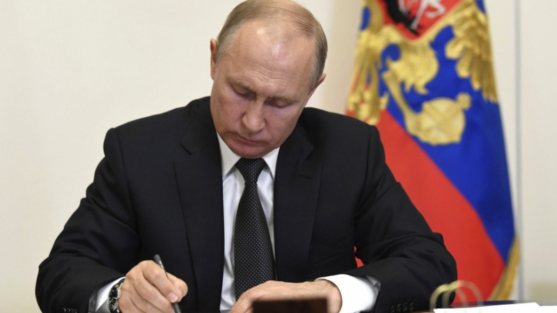 Путин подписал законопроект о повышении налога с доходов богатых россиян