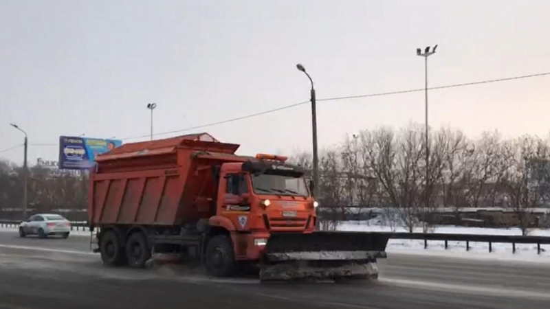 В Челябинске продолжается уборка снега