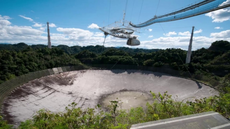 Момент обрушения 304-метрового телескопа в Пуэрто-Рико сняли на видео