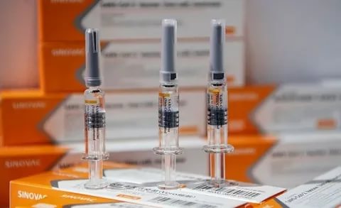 В США сообщили о смерти шести участников испытаний вакцины Pfizer