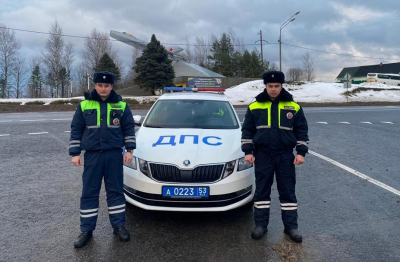 
        Две пожилые супружеские пары из Санкт-Петербурга поблагодарили новгородских автоинспекторов за помощь на дороге в сильный мороз    