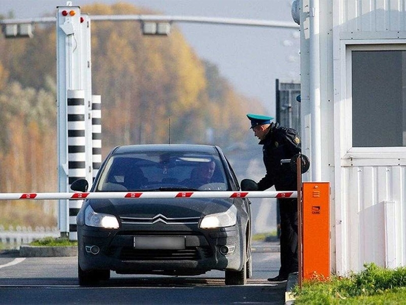 Таможенные службы стали отказывать россиянам в льготах на ввоз машин