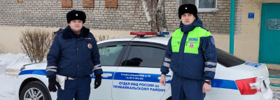 
        В Бурятии сотрудники Госавтоинспекции помогли замерзающей на дороге женщине    