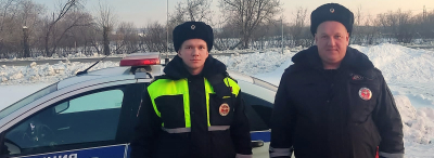 
        В Свердловской области инспекторы ДПС помогли водителю, потерявшему сознание в автомобиле    