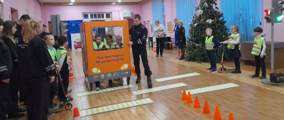 
        В Великом Новгороде в год педагога и наставника будущие сотрудники Госавтоинспекции обучают детей безопасному поведению на дорогах    