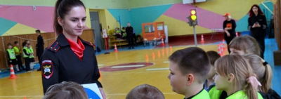 
        Школьники из сельских поселений Новгородской области становятся участниками тренингов мобильного центра «Лаборатория безопасности»    