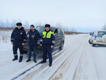 
        В Новгородской области автоинспекторы помогли отцу с детьми, оказавшимся в трудной ситуации на дороге    