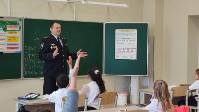 
        Руководители подразделений Госавтоинспекции Ставрополья провели занятия по дорожной безопасности с учащимися и родителями    