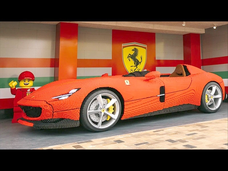 Взгляните на Ferrari построенный из Lego