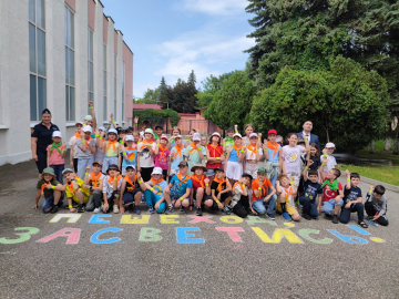 
        Световозвращающие браслеты для безопасных прогулок по курорту получили более 1,5 тысяч школьников Пятигорска    