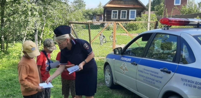
        В Новгородской области дети и их родители получили консультации по правилам безаварийного движения на дворовых территориях    