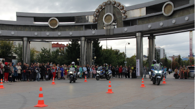 
        Сотни тюменцев приняли участие в празднике #ДорогаВШколу на пешеходном бульваре в центре города    