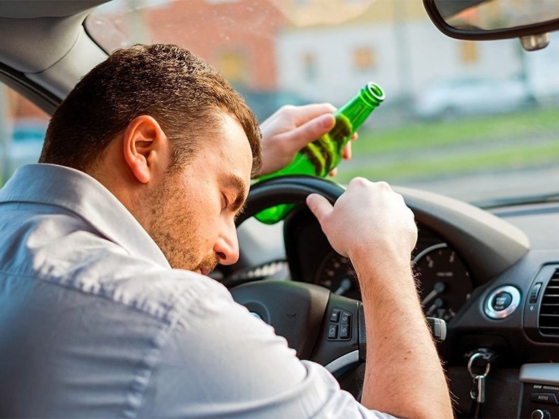 Водителей, сидящих пьяными в припаркованной машине, больше не накажут 