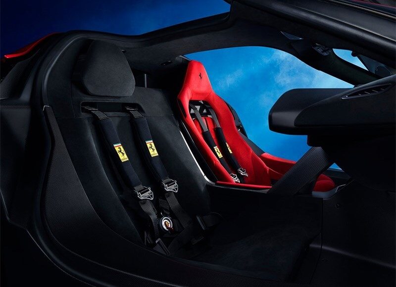 iznachalno-u-ferrari-f80-ne-dolzhno-bylo-byt-passazhirskogo-sidenja-cb5991f.jpg