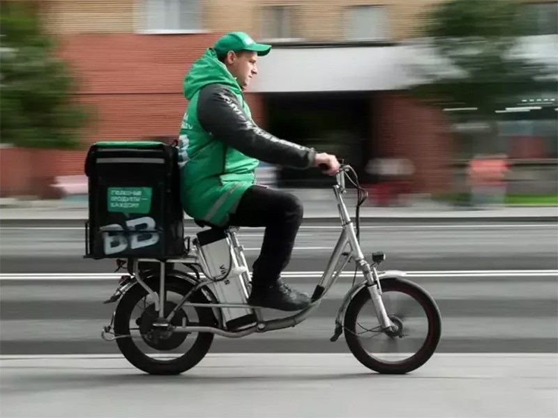 У московских курьеров массово изымают электросамокаты