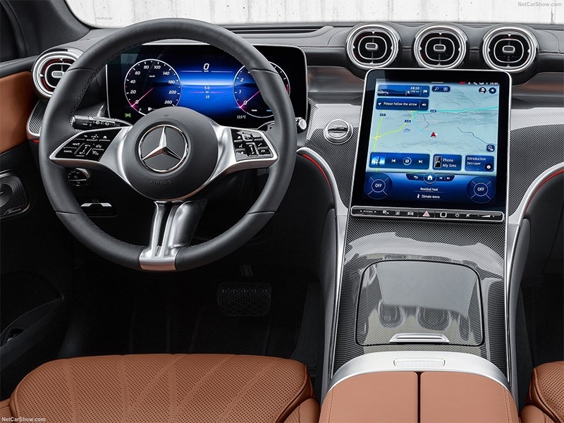 В Mercedes считают, что большие экраны в салоне не являются атрибутом роскоши