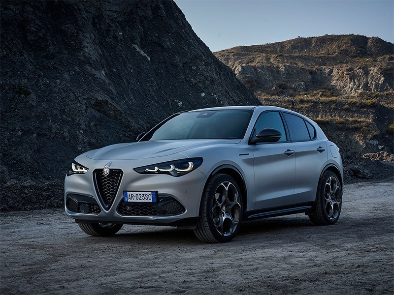 Новые Alfa Romeo Stelvio и Giulia получат гибридные и электрические версии