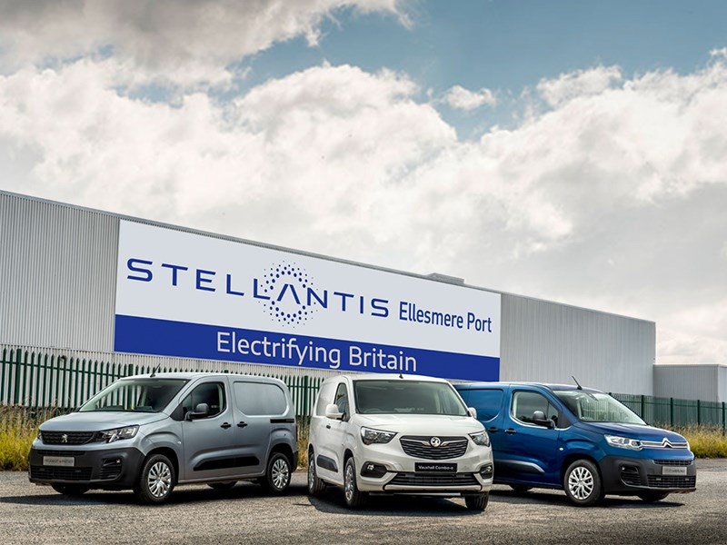 Stellantis увольняет 900 работников в США