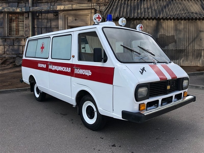 В Москве отреставрировали легендарную «скорую помощь» РАФ 1988 года