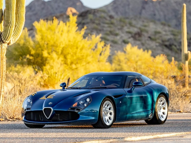 Этот уникальный автомобиль выглядит как Alfa Romeo, но технически является Dodge Viper