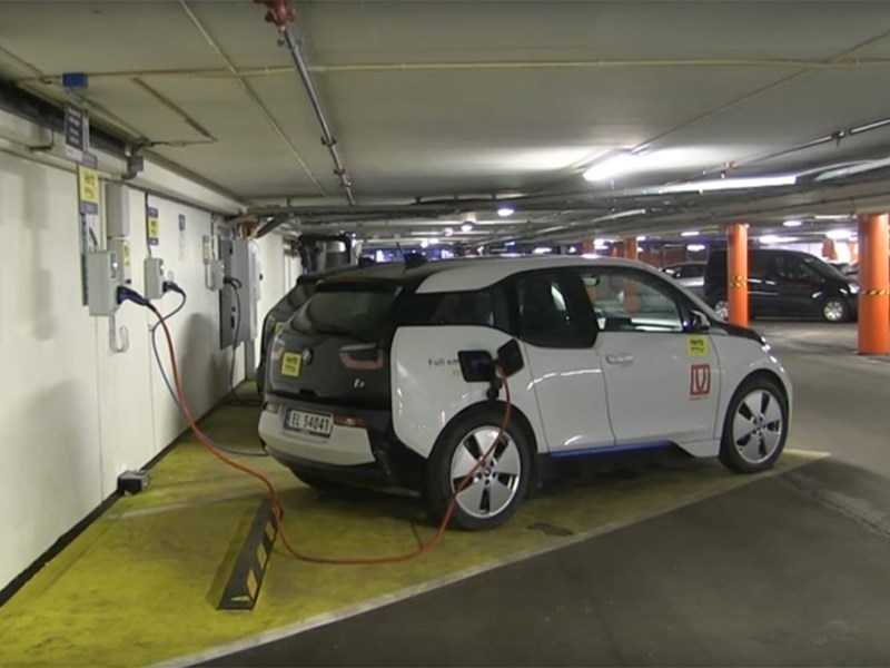 В России могут запретить стоянку электромобилей на закрытых паркингах из-за риска возгорания