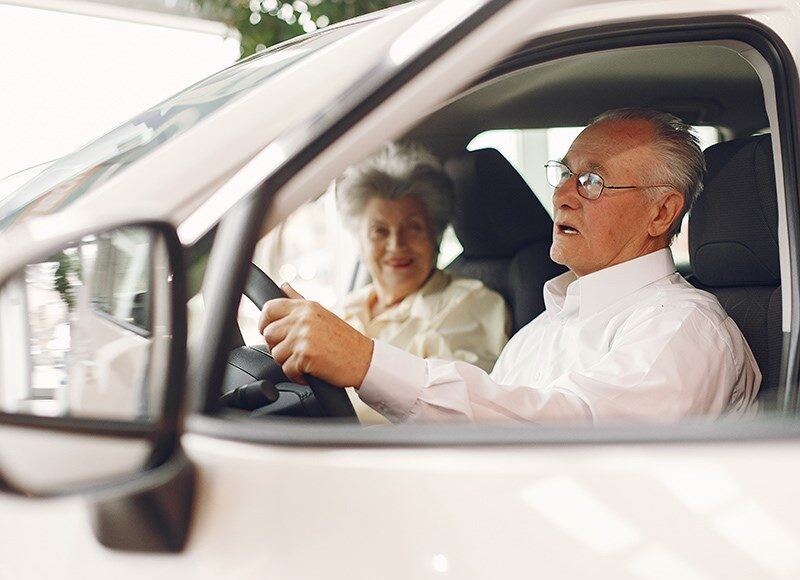 mvd-otkazalos-peresmatrivat-pravila-dlja-pozhilyh-voditelej-ce26c22.jpg