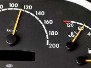 Китайское правительство планирует ограничить разгон до “сотни” автомобилей