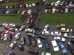 В Москве назвали районы с самыми дорогими и дешевыми парковками со шлагбаумом