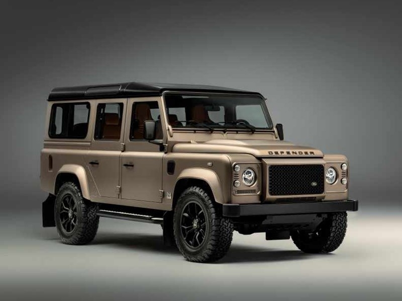 На покраску этого классического Land Rover Defender потребуется около 300 часов