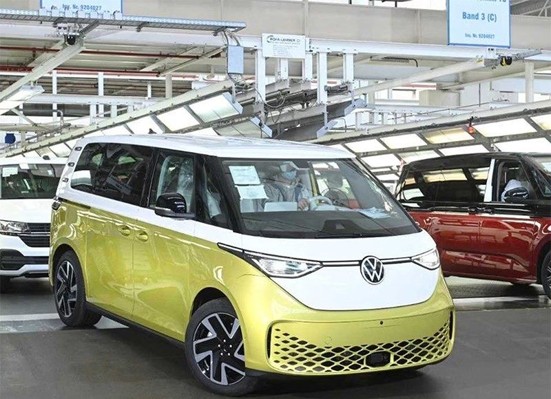 volkswagen-planirovala-vypustit-gibridnuju-versiju-id-buzz-no-chto-to-poshlo-ne-tak-0a67c8a.jpg