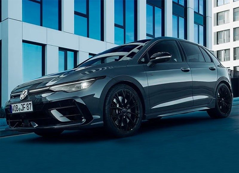 volkswagen-vypustil-dlja-japonii-ogranichennuju-specversiju-golf-r-black-edition-ii-9eca771.jpg