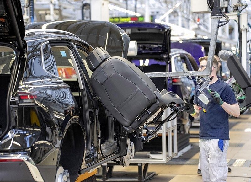 interesnyj-fakt-volkswagen-nanimaet-bolshe-ljudej-no-proizvodit-menshe-mashin-chem-toyota-955ef3b.jpg