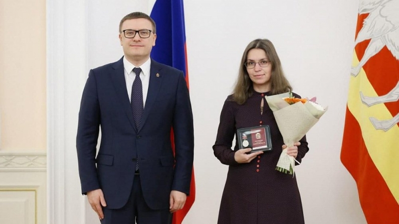 Алексей Текслер вручил медали многодетным мамам из Челябинской области