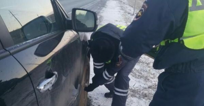 
        Автоинспекторы Татарстана помогли женщине-водителю устранить неисправность автомобиля    