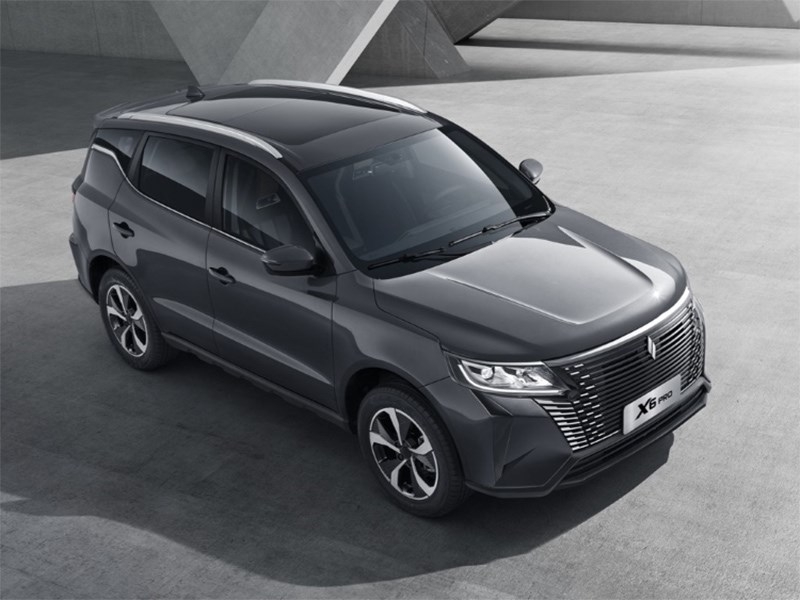 Geely привезла в Россию новый кроссовер 