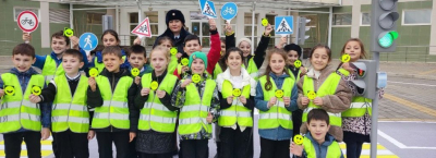
        Около сотни школьников Нальчика стали участниками интерактивной акции по дорожной безопасности    