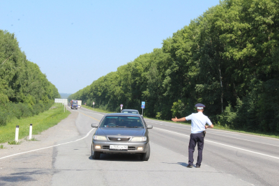
        Сотрудники Госавтоинспекции Кузбасса на федеральной автодороге «Сибирь» призвали водителей соблюдать правила дорожного движения    