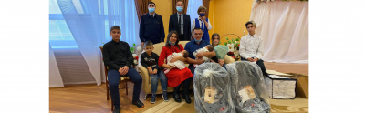 
        Сотрудники Госавтоинспекции Татарстана вручили автокресла многодетной семье    